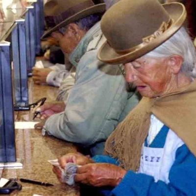 adultos mayores cobran la Renta Dignidad