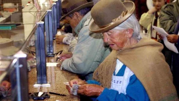 adultos mayores cobran la Renta Dignidad