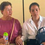 la exdiputada Laura Rojas junto a su madre en la Fiscalía