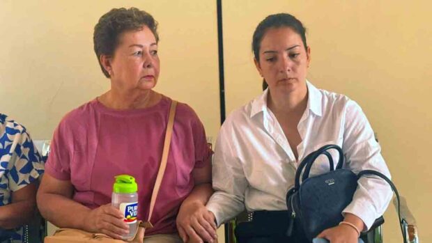 la exdiputada Laura Rojas junto a su madre en la Fiscalía
