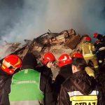 bomberos realizan trabajos de enfriamiento tras en incendio