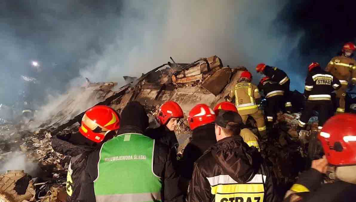 bomberos realizan trabajos de enfriamiento tras en incendio