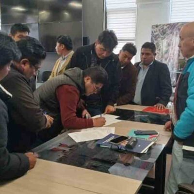 choferes y autoridades de la Alcaldía firman el acuerdo
