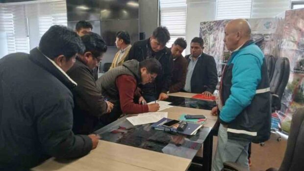 choferes y autoridades de la Alcaldía firman el acuerdo