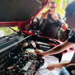 un técnico de Toyosa realiza la prueba de carbonilla
