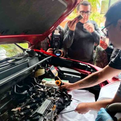 un técnico de Toyosa realiza la prueba de carbonilla