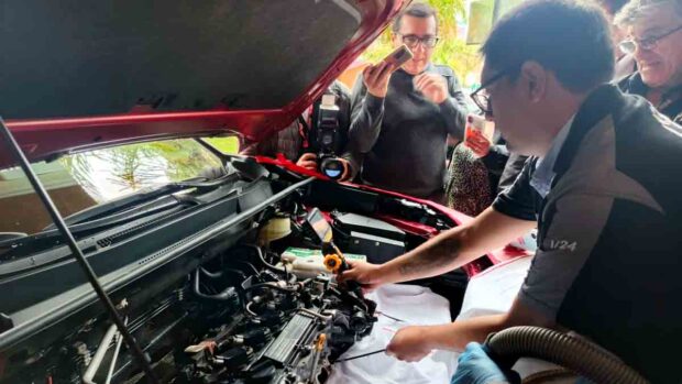 un técnico de Toyosa realiza la prueba de carbonilla