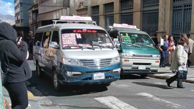 vehículos del transporte público en La Paz