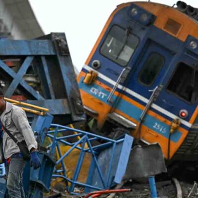 grúa cae sobre un tren en Tailandia