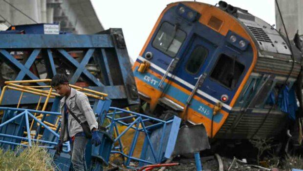 grúa cae sobre un tren en Tailandia