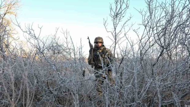 un soldado ucraniano en Donbás