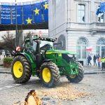 protesta de agricultores en las afueras de la sede de la UE