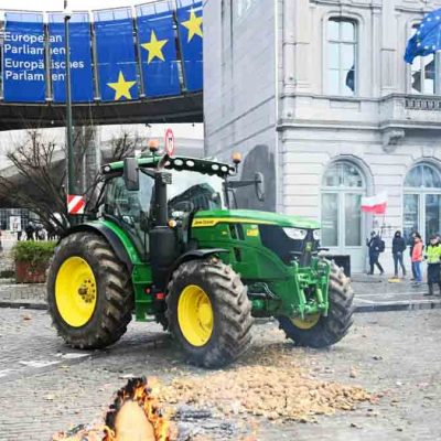 protesta de agricultores en las afueras de la sede de la UE
