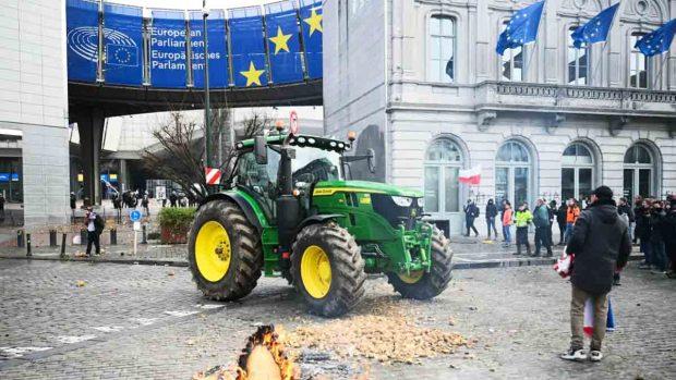 protesta de agricultores en las afueras de la sede de la UE