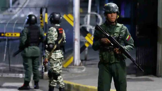 soldados custodian el Palacio de Miraflores en Caracas
