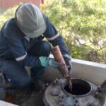 funcionario de TPFB realiza prueba de calidad de la gasolina importada