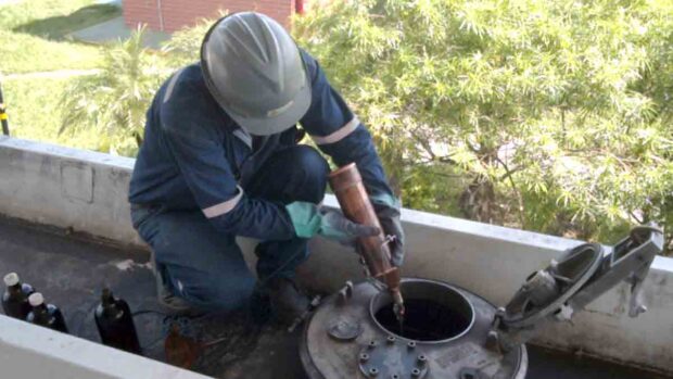 funcionario de TPFB realiza prueba de calidad de la gasolina importada