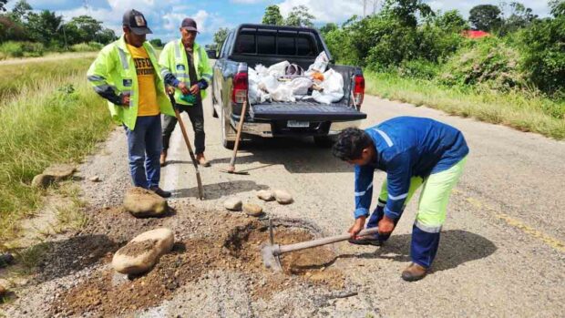 personal de la ABC realiza arreglos en la doble vía Yapacaní Ichilo