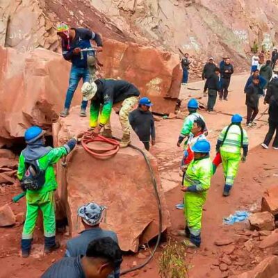 trabajadores de la ABC retiran las rocas que cayeron sobre la plataforma de la ruta Cochabamba-Oruro