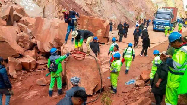 trabajadores de la ABC retiran las rocas que cayeron sobre la plataforma de la ruta Cochabamba-Oruro