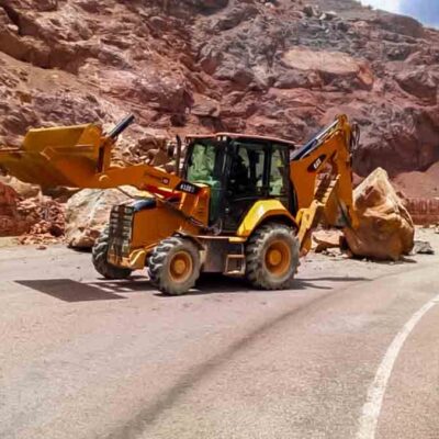 maquinaria de la ABC realiza limpieza de la carretera Cochabamba-Oruro