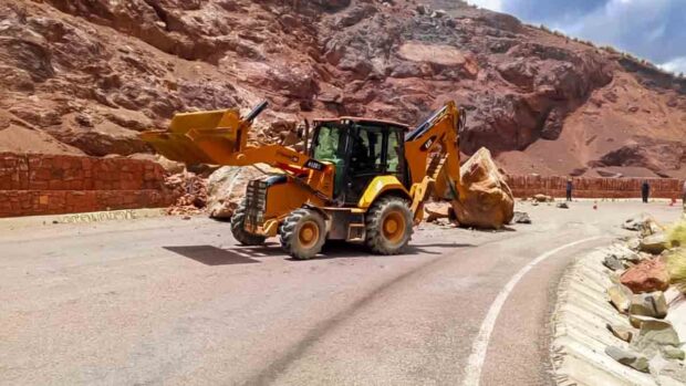 maquinaria de la ABC realiza limpieza de la carretera Cochabamba-Oruro