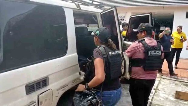 agentes de la Felcn en el Senasag Santa Cruz