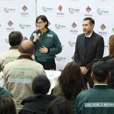 Freddy Zenteno junto a Margot Ayala en un acto en la ANH