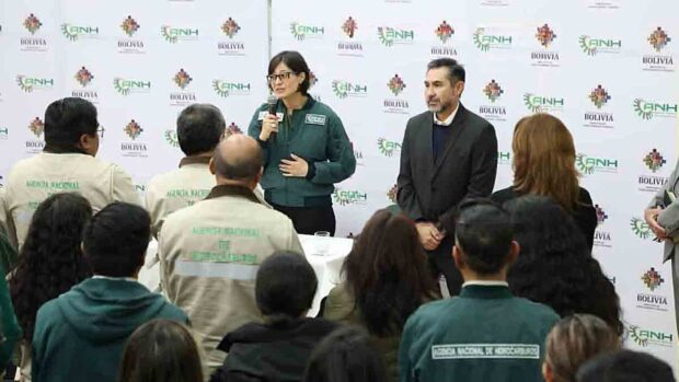 Freddy Zenteno junto a Margot Ayala en un acto en la ANH