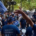Empleados de comercio protestan en Buenos Aires contra la reforma laboral que proyecta Javier Milei.