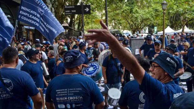 Empleados de comercio protestan en Buenos Aires contra la reforma laboral que proyecta Javier Milei.