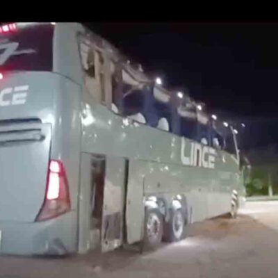 rocas caen en un bus en la ruta Tarija Santa Cruz