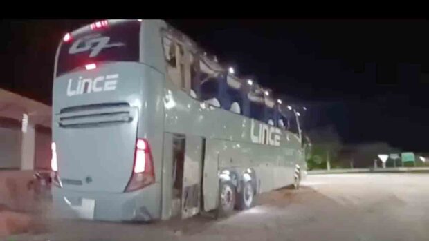 rocas caen en un bus en la ruta Tarija Santa Cruz