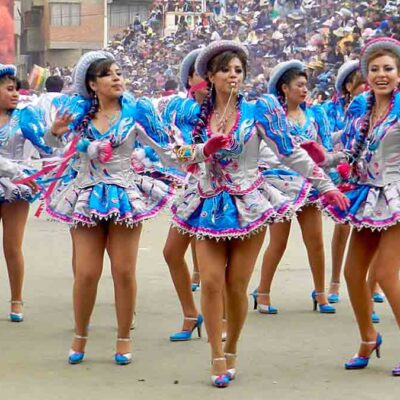 danzarines en la entrada folklórica del Carnaval de Oruro