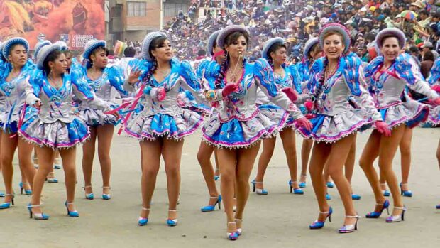 danzarines en la entrada folklórica del Carnaval de Oruro