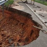 la plataforma daña de la carretera por el desborde de un río en Yapacaní