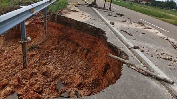 la plataforma daña de la carretera por el desborde de un río en Yapacaní
