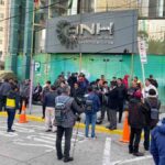 choferes protestan en puerta de la ANH en La Paz