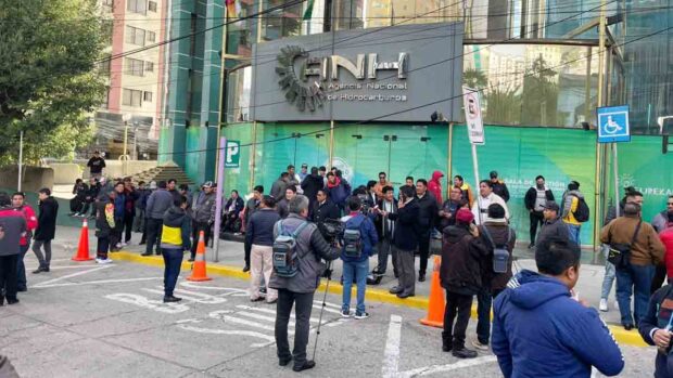 choferes protestan en puerta de la ANH en La Paz