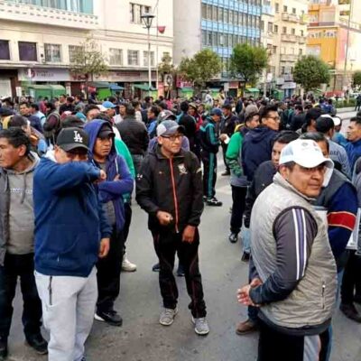 choferes protestan en la avenida Mariscal Santa Cruz en La Paz