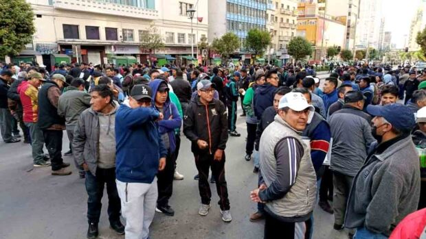 choferes protestan en la avenida Mariscal Santa Cruz en La Paz