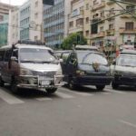 choferes bloquean con sus vehículos en centro de La Paz