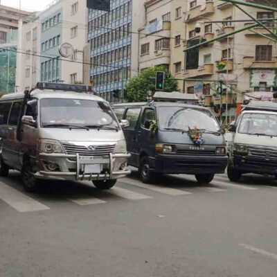 choferes bloquean con sus vehículos en centro de La Paz