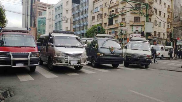 choferes bloquean con sus vehículos en centro de La Paz