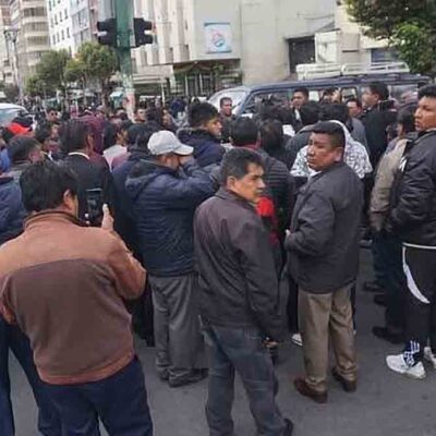 choferes bloquean en la avenida Mariscal Santa Cruz en La Paz