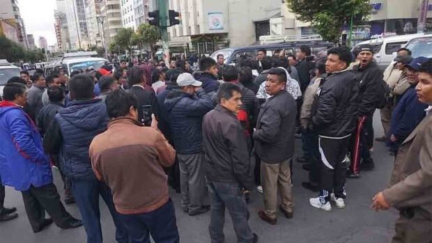 choferes bloquean en la avenida Mariscal Santa Cruz en La Paz