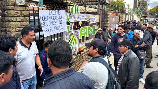choferes del transporte libre protestan en puestas de la ANH en Cochabamba