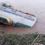 camión cisterna se embarranca
