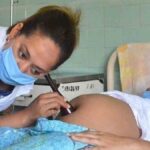 embarazada es atendida por una médica en Cuba