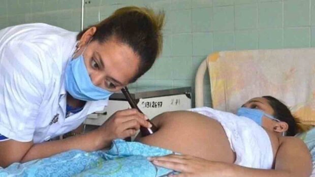 embarazada es atendida por una médica en Cuba